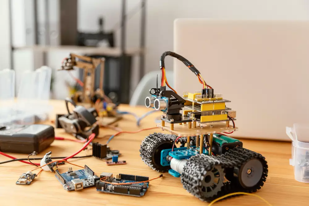 Robótica: mecánica, sensores, programación y retos
